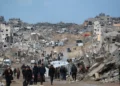 Palestinos desplazados caminan por un camino fangoso en medio de la destrucción en Jabaliya, en el norte de la Franja de Gaza, el 6 de febrero de 2025. (Bashar TALEB / AFP)