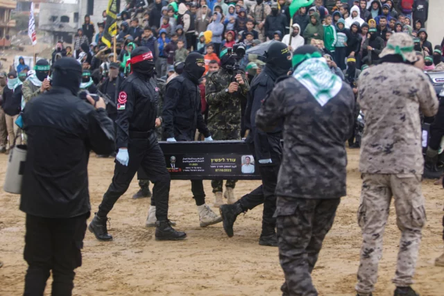 Jefe de la ONU condena exhibición de ataúdes de rehenes en Gaza