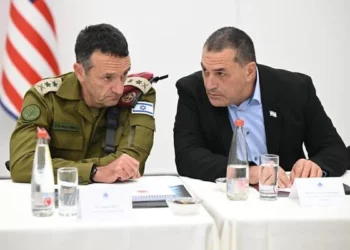 El jefe del Estado Mayor saliente de las Fuerzas de Defensa de Israel, teniente general Herzi Halevi (izquierda), y el jefe entrante, mayor general (en reserva) Eyal Zamir, en una foto sin fecha. (Fuerzas de Defensa de Israel)