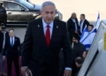 El primer ministro, Benjamin Netanyahu, aborda el avión Wing of Zion en el aeropuerto Ben Gurion antes de un viaje a los Estados Unidos, el 2 de febrero de 2025. (Avi Ohayon/GPO)