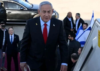 El primer ministro, Benjamin Netanyahu, aborda el avión Wing of Zion en el aeropuerto Ben Gurion antes de un viaje a los Estados Unidos, el 2 de febrero de 2025. (Avi Ohayon/GPO)