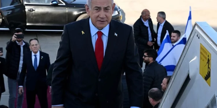 El primer ministro, Benjamin Netanyahu, aborda el avión Wing of Zion en el aeropuerto Ben Gurion antes de un viaje a los Estados Unidos, el 2 de febrero de 2025. (Avi Ohayon/GPO)