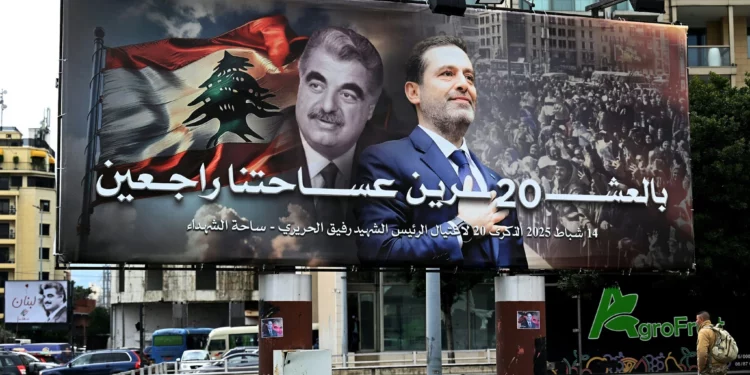 Los automóviles pasan frente a un cartel gigante con el retrato del ex primer ministro libanés asesinado, Rafik Hariri (izq.), y su hijo Saad Hariri, también ex primer ministro, en el centro de Beirut el 13 de febrero de 2025, en vísperas del 20º aniversario del asesinato de Rafic Hariri. (Joseph Eid / AFP)