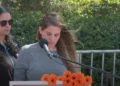 La hermana de Shiri Bibas, Dana Silberman-Sitton, le rinde homenaje a ella y a sus hijos Ariel y Kfir en el cementerio regional de Tsoher el 26 de febrero de 2025. (Captura de pantalla/GPO)