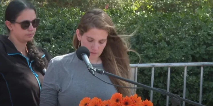 La hermana de Shiri Bibas, Dana Silberman-Sitton, le rinde homenaje a ella y a sus hijos Ariel y Kfir en el cementerio regional de Tsoher el 26 de febrero de 2025. (Captura de pantalla/GPO)