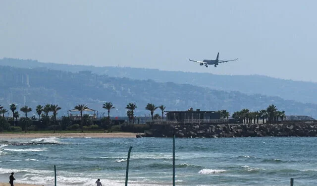 Imagen ilustrativa: un avión de Middle-East Airlines (MEA) se acerca al aeropuerto internacional de Beirut el 3 de octubre de 2024. (Joseph Eid/AFP)