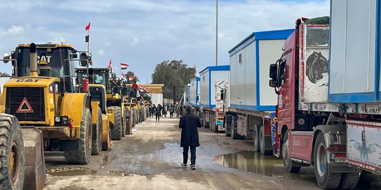 Bulldozers y camiones con casas móviles esperan para entrar a Gaza en el cruce fronterizo de Rafah, entre Egipto y la Franja de Gaza, el 13 de febrero de 2025. Los camiones de ayuda están utilizando actualmente el punto de entrada de Kerem Shalom a la espera de que se concluyan los trabajos de mantenimiento y reparación en el cruce fronterizo de Rafah, que une a Egipto con Gaza en el sur. (Foto AP/Mohamed Arafat)