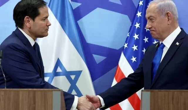 El secretario de Estado de Estados Unidos, Marco Rubio (izq.), y el primer ministro, Benjamin Netanyahu, se estrechan la mano durante una conferencia de prensa en la oficina del primer ministro en Jerusalén el 16 de febrero de 2025 (Evelyn Hockstein / POOL / AFP)