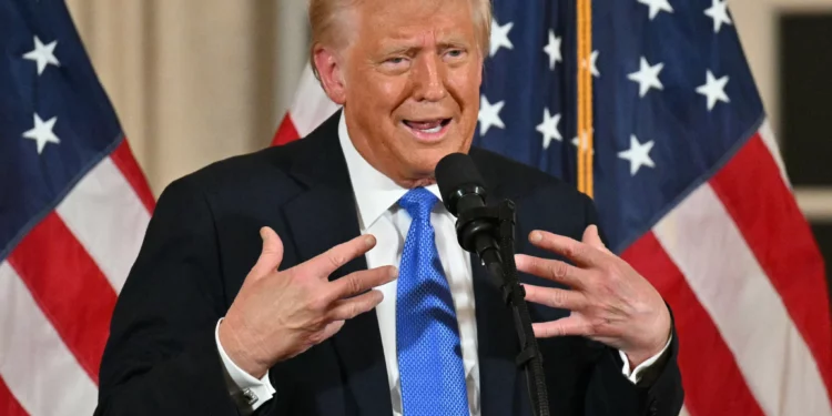 El presidente de Estados Unidos, Donald Trump, habla mientras organiza una cena para senadores republicanos en su resort Mar-a-Lago en Palm Beach, Florida, el 7 de febrero de 2025. (Roberto Schmidt/AFP)