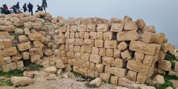 Investigadores israelíes de la Universidad Bar Ilan y de la Escuela Académica Azrieli de Ingeniería de Jerusalén descifraron una inscripción en un fragmento de cerámica de la fortaleza de Alejandría, en el valle del Jordán. (Yodan Flaytman, oficial de arqueología en Judea y Samaria)