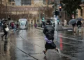 Personas caminando bajo la lluvia en la calle Jaffa, en Jerusalén, el 5 de febrero de 2025. (Yonatan Sindel/Flash90)