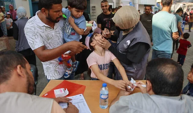 Médicos palestinos administran vacunas contra la polio a niños en la clínica del barrio de Al-Daraj, en la ciudad de Gaza, el 10 de septiembre de 2024. (Omar Al-Qattaa/AFP)