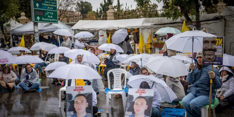 Familiares de israelíes tomados como rehenes en la Franja de Gaza y simpatizantes asisten a una protesta silenciosa para pedir su liberación frente a la residencia del primer ministro en Jerusalén, el 12 de febrero de 2025. (Yonatan Sindel/Flash90)