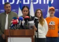 Los familiares del rehén liberado Yarden Bibas y la hermana de la rehén Shiri Bibas (de izquierda a derecha: Eli Bibas, Ofri Bibas Levy, Dana Silberman Sitton, Jimmy Miller) celebran una conferencia de prensa en el centro médico Sheba en Ramat Gan el 3 de febrero de 2025. (Dana Reany / Hostages Familes Forum)