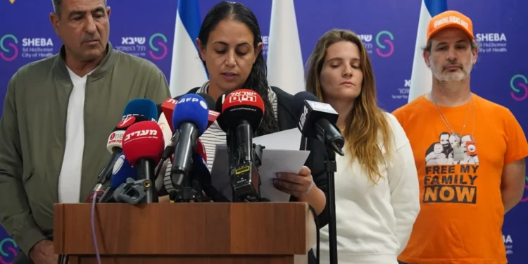 Los familiares del rehén liberado Yarden Bibas y la hermana de la rehén Shiri Bibas (de izquierda a derecha: Eli Bibas, Ofri Bibas Levy, Dana Silberman Sitton, Jimmy Miller) celebran una conferencia de prensa en el centro médico Sheba en Ramat Gan el 3 de febrero de 2025. (Dana Reany / Hostages Familes Forum)