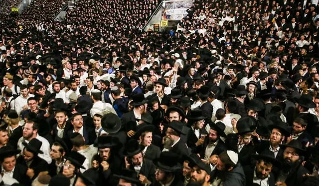 Miles de judíos ultraortodoxos celebran durante una reunión de Lag B'Omer en el monte Meron, en el norte de Israel, el 29 de abril de 2021 (David Cohen/Flash90)