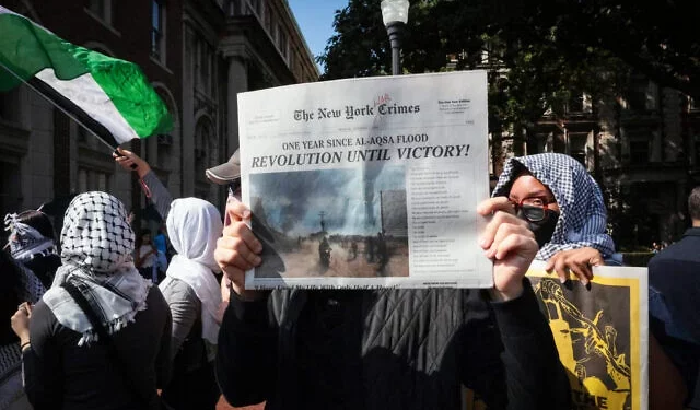 Manifestantes pro palestinos y antiisraelíes marchan por el campus de la Universidad de Columbia en la ciudad de Nueva York para conmemorar un año desde el ataque del grupo terrorista Hamás al sur de Israel que desencadenó la guerra en curso en Gaza, el 7 de octubre de 2024. (Kena Betancur/AFP)