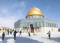 Nieve en la Cúpula de la Roca y el Monte del Templo en Jerusalén, 27 de enero de 2022. (Noam Revkin Fenton/Flash90)