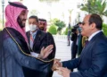 En esta fotografía difundida por el Palacio Real de Arabia Saudí, el príncipe heredero saudí Mohammed bin Salman, a la izquierda, es recibido por el presidente egipcio Abdel-Fattah el-Sissi, tras sus conversaciones en el palacio presidencial, en El Cairo, Egipto, el 21 de junio de 2022. (Bandar Aljaloud/Palacio Real Saudí vía AP)