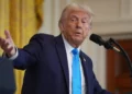 El presidente de Estados Unidos, Donald Trump, habla durante una conferencia de prensa con el primer ministro, Benjamin Netanyahu, en la Sala Este de la Casa Blanca, en Washington, el 4 de febrero de 2025. (Evan Vucci/AP)