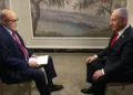 El primer ministro, Benjamin Netanyahu, a la derecha, concede una entrevista a Mark Levin de Fox News, transmitida el 8 de febrero de 2025. (Captura de pantalla/Fox News)