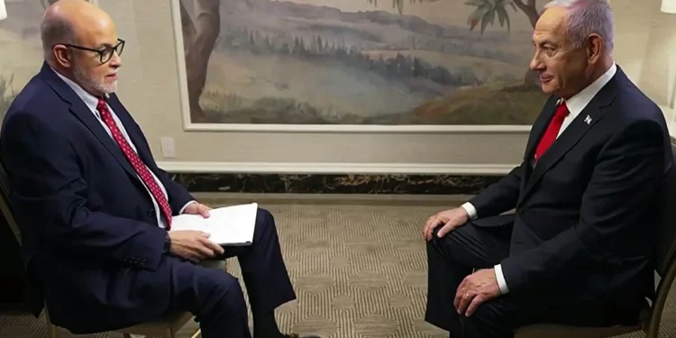 El primer ministro, Benjamin Netanyahu, a la derecha, concede una entrevista a Mark Levin de Fox News, transmitida el 8 de febrero de 2025. (Captura de pantalla/Fox News)