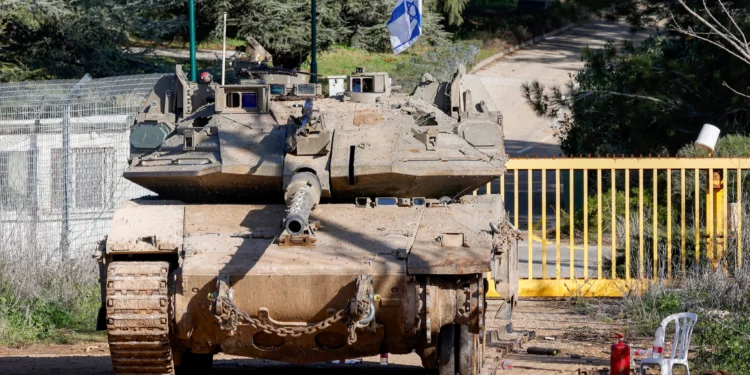 Un tanque de batalla principal Merkava de las FDI se despliega junto al muro fronterizo de hormigón en una posición a lo largo de la frontera norte de Israel con el Líbano el 18 de febrero de 2025. (Jalaa Marey/AFP)