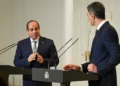 El presidente de Egipto, Abdel Fattah el-Sissi (izq.), hace un gesto junto al primer ministro de España, Pedro Sánchez, durante las declaraciones conjuntas tras su reunión en el Palacio de la Moncloa en Madrid, el 19 de febrero de 2025. (JAVIER SORIANO / AFP)