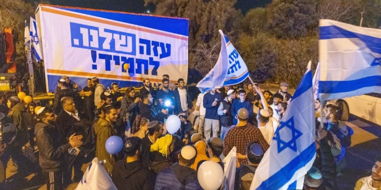 Activistas a favor de los asentamientos en un evento en Sderot en el que se pide el establecimiento de asentamientos en la Franja de Gaza, el 26 de diciembre de 2024. (Yossi Aloni/Flash90)