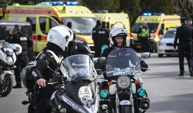 Imagen: Policías bloquean una carretera en Atenas, Grecia, el 12 de febrero de 2024. (Angelos Tzortzinis / AFP)