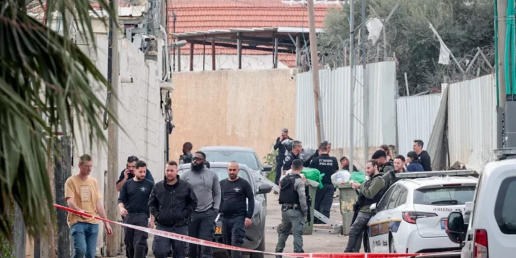 La policía en el lugar donde un niño de 14 años fue asesinado a tiros en Lod, en el centro de Israel, el 3 de febrero de 2025. (Yossi Aloni/Flash90)