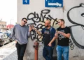 Los productores de álbumes de rap Roy Doron, Matan Sharon y Tomer Gershenman, a la derecha, después de completar 'Mitz LaMax', su álbum recopilatorio de rap que se lanzó en diciembre de 2024 (Crédito Samuel Cotal)