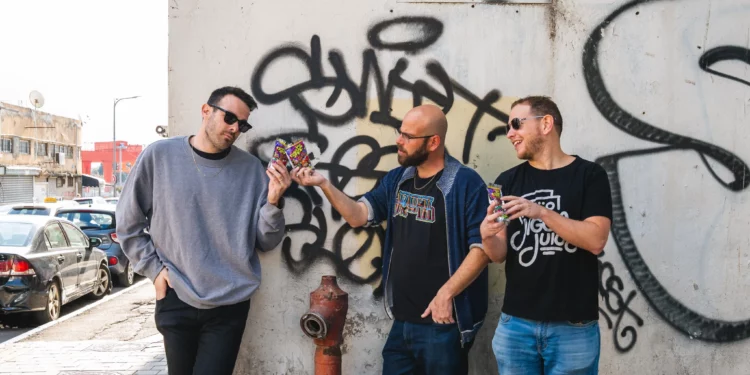 Los productores de álbumes de rap Roy Doron, Matan Sharon y Tomer Gershenman, a la derecha, después de completar 'Mitz LaMax', su álbum recopilatorio de rap que se lanzó en diciembre de 2024 (Crédito Samuel Cotal)