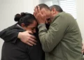 Reencuentro conmovedor de tres rehenes con sus familias tras liberación