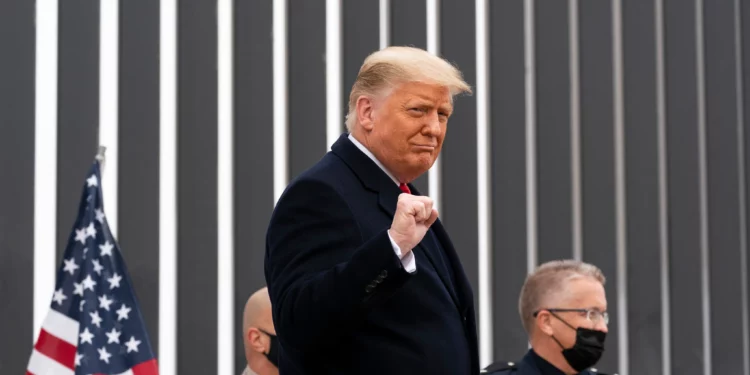 El entonces presidente de Estados Unidos, Donald Trump, levanta el puño mientras recorre una sección del muro fronterizo entre Estados Unidos y México en Alamo, Texas, el 12 de enero de 2021. (Foto AP/Alex Brandon)