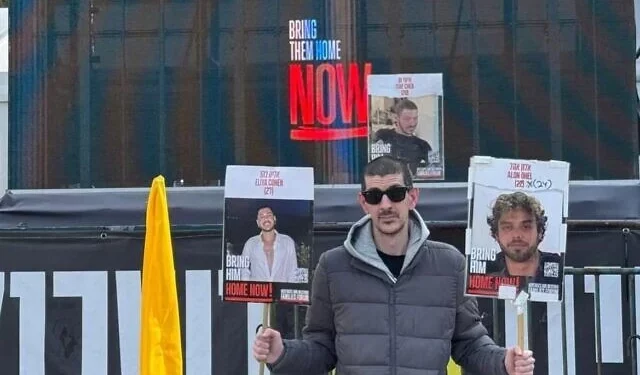 El rehén liberado Or Levy visita la Plaza de los Rehenes de Tel Aviv, menos de una semana después de ser liberado del cautiverio de Hamas, el 14 de febrero de 2025. (Foro de rehenes y familias desaparecidas)