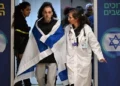 El rehén liberado Eli Sharabi llega al Centro Médico Sheba cerca de Tel Aviv, envuelto en una bandera israelí, mientras camina para reunirse con miembros de su familia después de 491 días de cautiverio en Hamás, el 8 de febrero de 2025. (Haim Tsach/GPO)