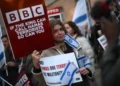 Ilustrativo: Manifestantes con pancartas y banderas israelíes participan en una concentración frente a la sede de la BBC (British Broadcasting Corporation) en Londres el 16 de octubre de 2023, para pedir a la corporación que llame a Hamás "terrorista". (Daniel Leal/AFP)