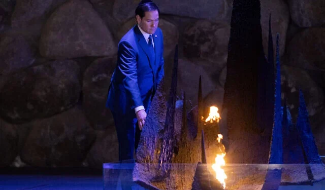 El secretario de Estado de Estados Unidos, Marco Rubio, visita el Memorial del Holocausto Yad Vashem en Jerusalén, el 16 de febrero de 2025. (Oren Ben Hakoon/POOL)