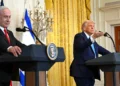 El presidente de Estados Unidos, Donald Trump (derecha), y el primer ministro de Israel, Benjamin Netanyahu, responden preguntas durante una conferencia de prensa en la Sala Este de la Casa Blanca en Washington, DC, el 4 de febrero de 2025. (ANDREW CABALLERO-REYNOLDS / AFP)