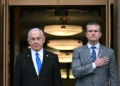 El secretario de Defensa de Estados Unidos, Pete Hegseth (derecha), coloca su mano sobre su corazón mientras da la bienvenida al primer ministro israelí, Benjamin Netanyahu, al Pentágono en Arlington, Virginia, el 5 de febrero de 2025. (Jim WATSON / AFP)