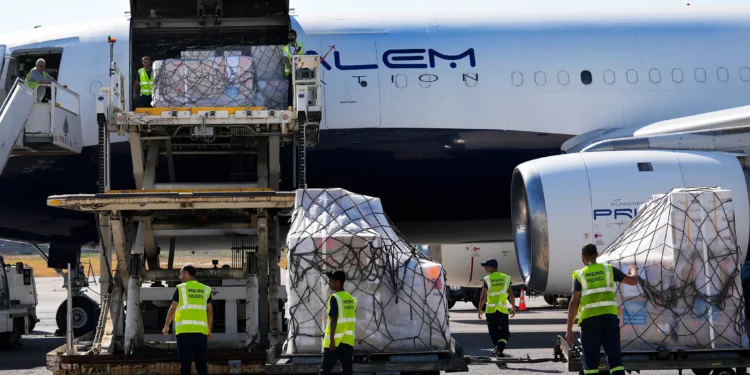 Imagen ilustrativa: trabajadores del aeropuerto libanés descargan cajas de ayuda médica el 5 de agosto de 2024 en el Aeropuerto Internacional Rafik Hariri de Beirut (Foto AP/Hussein Malla, Archivo)