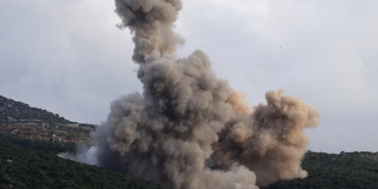 Ilustrativo: Una fotografía tomada en la aldea de Kfar Hamam, en el sur del Líbano, muestra humo elevándose después de una explosión durante una operación del ejército israelí en la aldea de Kfarshouba, cerca de la frontera, el 16 de febrero de 2024. (Rabih Daher/AFP)