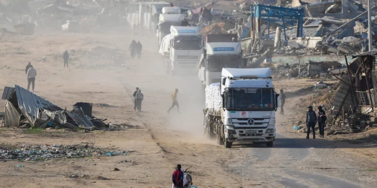 Camiones que transportan ayuda humanitaria ingresan a la Franja de Gaza desde Egipto en la ciudad de Rafah, en el sur de Gaza, el 12 de febrero de 2025. (Foto AP/Abdel Kareem Hana)