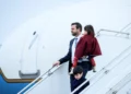 ARCHIVO - El vicepresidente de Estados Unidos, J. D. Vance, lleva a su hija Mirabel a su llegada al aeropuerto de París-Orly, antes de una Cumbre de Acción sobre Inteligencia Artificial que se llevará a cabo en París, el 10 de febrero de 2025. (Foto AP/Thomas Padilla, archivo)