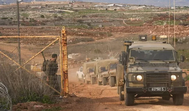 Soldados israelíes en la valla fronteriza con el Líbano, en el norte de Israel, el 2 de febrero de 2025. (Ayal Margolin/Flash90)