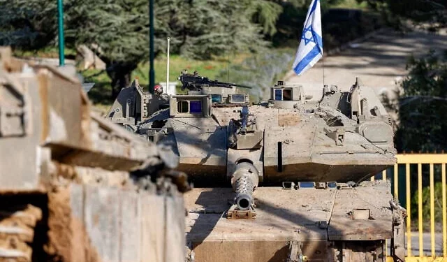 Un tanque de batalla principal Merkava del ejército israelí es desplegado junto al muro fronterizo de hormigón en una posición a lo largo de la frontera norte de Israel con el Líbano el 18 de febrero de 2025. (Foto de Jalaa MAREY / AFP)