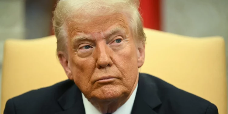 El presidente de Estados Unidos, Donald Trump, observa durante una reunión con el primer ministro japonés, Shigeru Ishiba, en la Oficina Oval de la Casa Blanca en Washington, DC, el 7 de febrero de 2025. (Jim Watson/AFP)