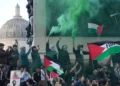 Manifestantes sostienen bengalas durante una manifestación pro palestina y antiisraelí en Londres, el 14 de octubre de 2023. (Foto AP/Kin Cheung)