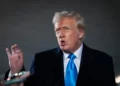 El presidente de Estados Unidos, Donald Trump, habla con periodistas junto al Air Force One tras llegar a la Base Conjunta Andrews, Maryland, el 2 de febrero de 2025. (Ben Curtis/AP)